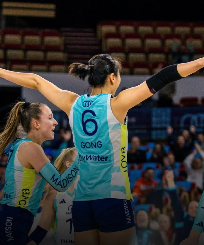开云官网-龚翔宇带伤出阵,麦迪逊女排首败!但她仍然砍下11分|奥斯汀|自由人|美国女排|失误|比赛_新浪新闻