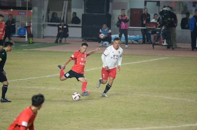 “足球之乡”的体育大生意丨城市经济学